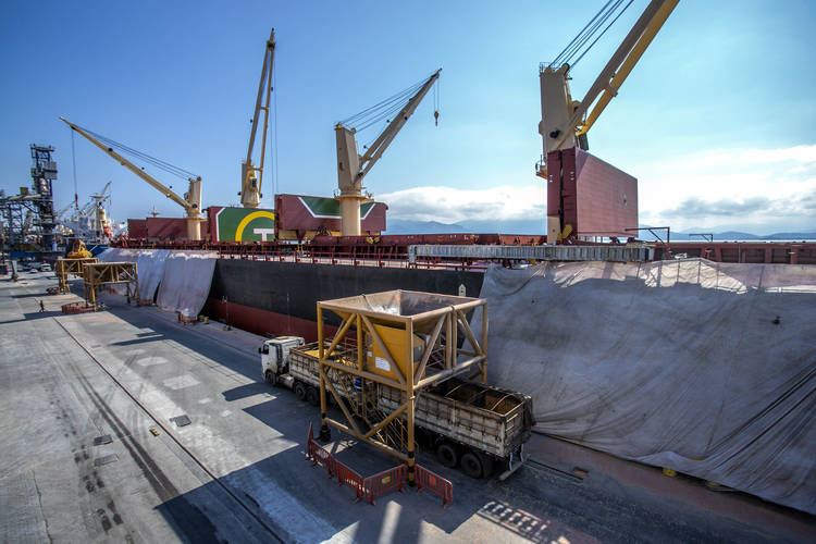Com estrutura moderna, Porto de Paranaguá recebe mais uma carga de milho de importação