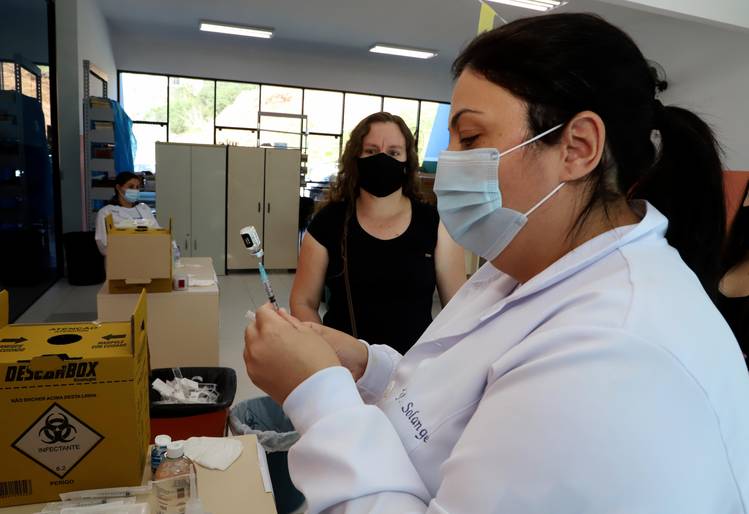 Seis meses após iniciar a vacinação, Paraná chega a 6,9 milhões de doses aplicadas