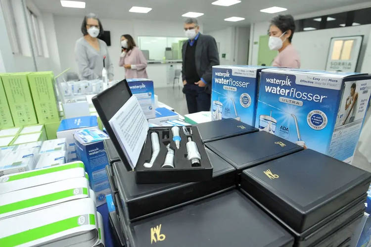 Receita Federal entrega à UEL equipamentos odontológicos para atendimento à população