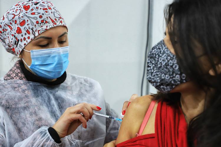 7 milhões de doses foram aplicadas no Paraná; 63% dos adultos já receberam uma vacina