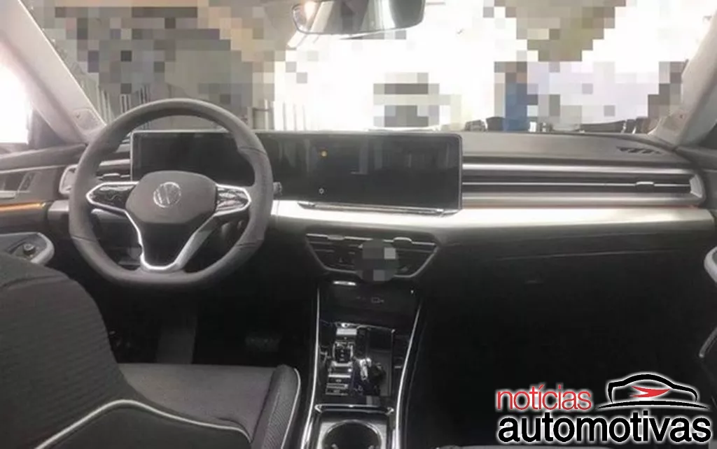 Estranho, VW Lamando mostra painel de Mercedes-Benz na China