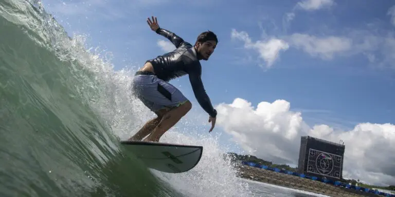 Tóquio: alerta de tufão deixa surfistas animados com ondas mais altas