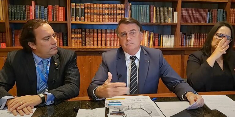 Presidente Jair Bolsonaro abre live para cobertura da imprensa