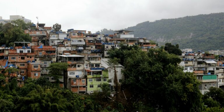 Rio fará vacinação em massa na comunidade da Maré