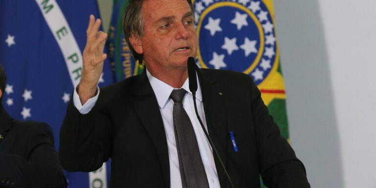 Bolsonaro sanciona MP da Eletrobras com 14 vetos