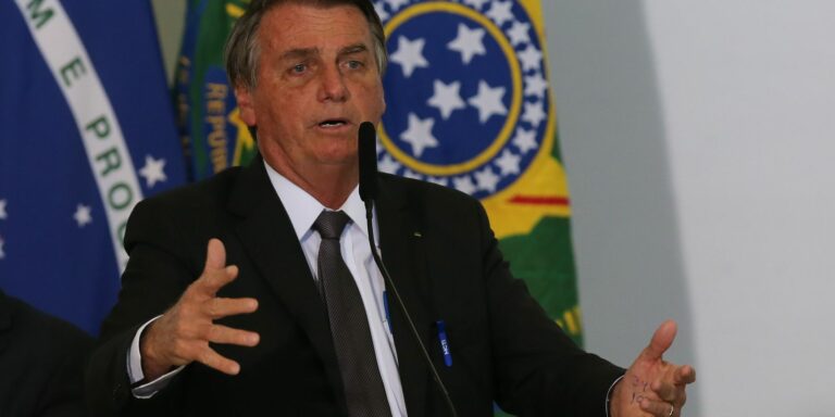Bolsonaro passa por exames para investigar soluços