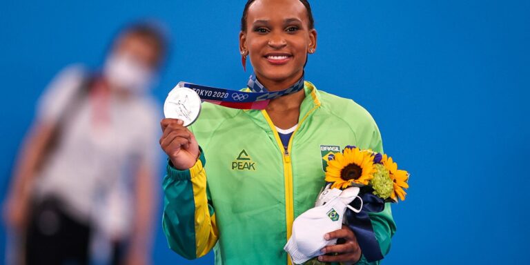 Rebeca Andrade fatura prata, 1ª medalha na ginástica feminina do país