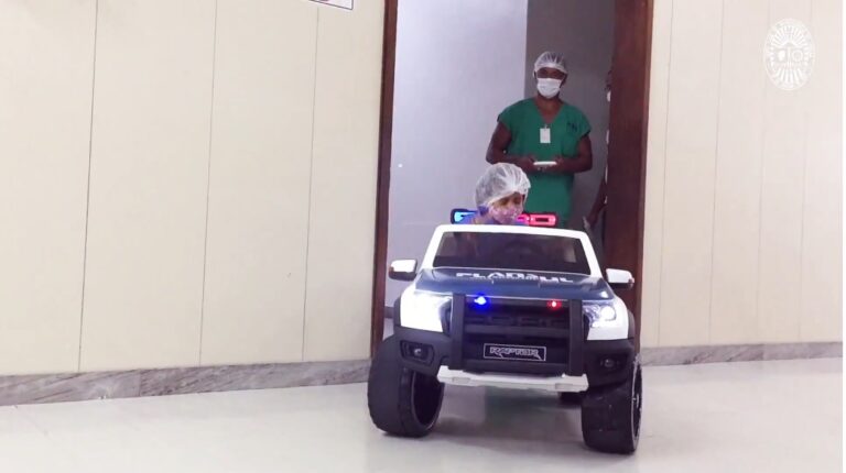 Hospital utiliza carro elétrico de brinquedo para transportar pacientes pediátricos ao centro cirúrgico