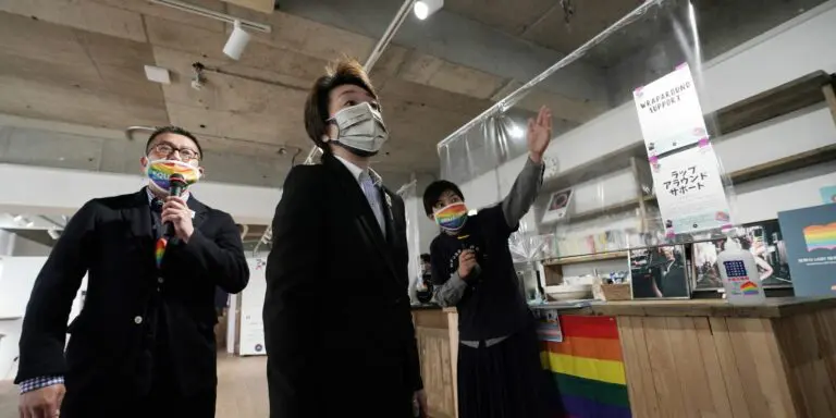Com mais atletas LGBTQ do que nunca, Jogos levantam debate no Japão