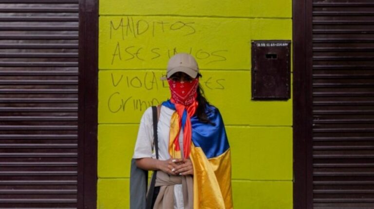 Violência sexual contra manifestantes marca protestos na Colômbia