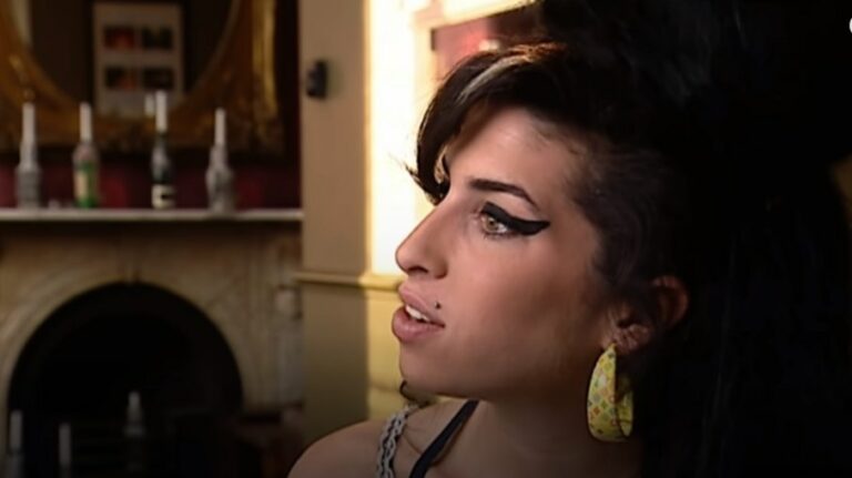 Amy Winehouse tinha problemas com a própria sexualidade, revela amiga da cantora