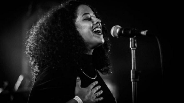 Cantora brasiliense Moara vence festival de música francês