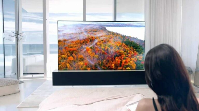 LG lança TV enrolável por meio milhão de reais; assista ao dispositivo em ação