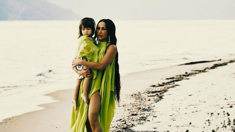 Sabrina Sato curte com a filha em praia nos bastidores de “Ilha Record”