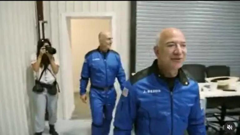 Jeff Bezos oferece US$ 2 bilhões à Nasa para ganhar contrato de Elon Musk