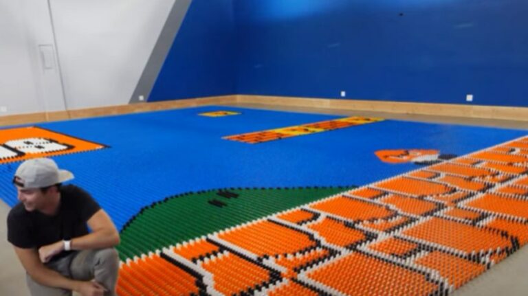 Robô constrói mural de dominós com 100 mil peças em tempo recorde; assista