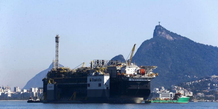 Painel da produção de petróleo mostra recorde da Bacia de Santos