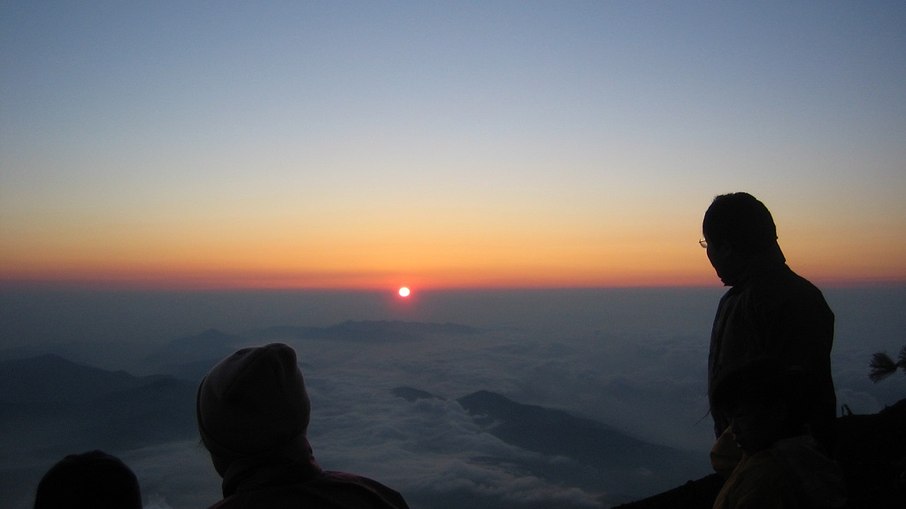 O nascer do sol no topo do Monte Fuji