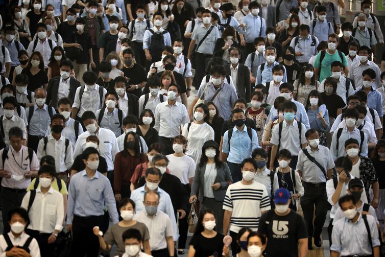 Passageiros usando máscaras na estação de Shinagawa, em Tóquio