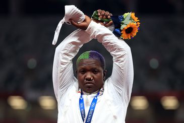 Atleta norte-americana Raven Saunders faz gesto ao receber medalha de prata na prova do arremesso de peso na Tóquio 2020 - Olimpíada