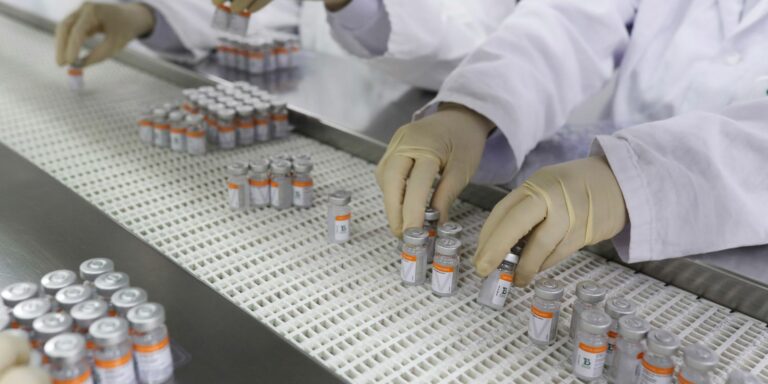 Butantan recebe 2 milhões de doses prontas da vacina CoronaVac
