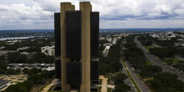 BC pode acelerar alta dos juros se cenário mudar, diz diretor