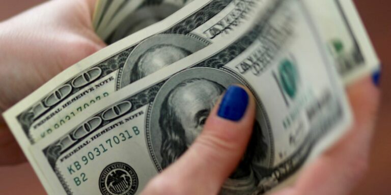 Dólar cai e fecha a R$ 5,24, motivado pelos Estados Unidos