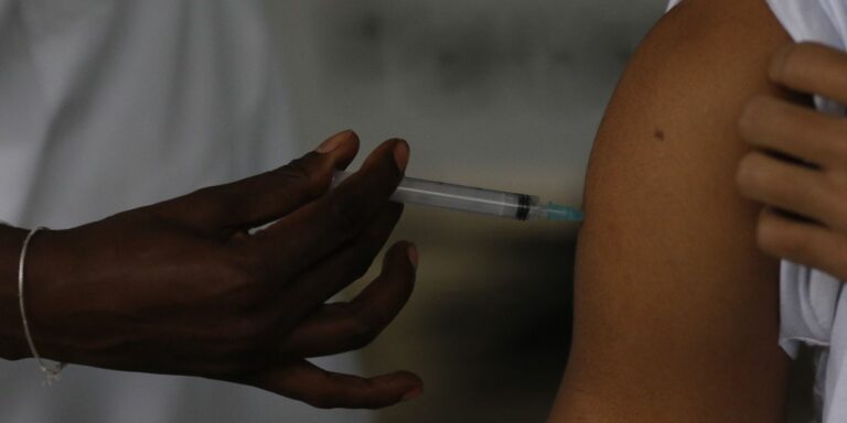 Covid-19: capitais vacinam pessoas a partir dos 18 anos