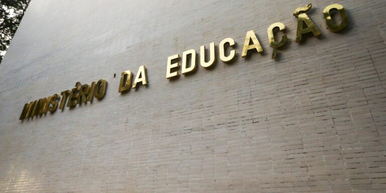 MEC abre novas vagas em curso para professor de alfabetização