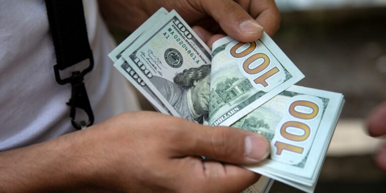 Dólar sobe para R$ 5,42 e fecha no maior nível desde maio