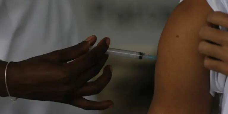 Covid-19: Rio vacinou com a primeira dose 70% dos maiores de 18 anos