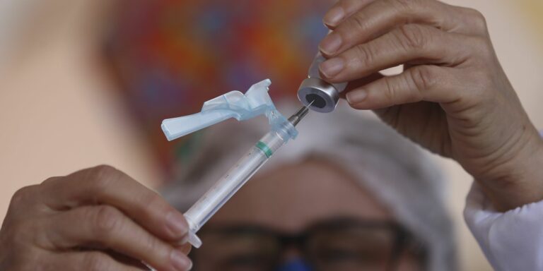 Jovens de 12 a 15 anos começam a ser vacinados na capital paulista