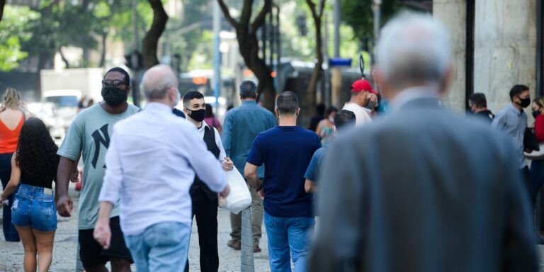 Covid-19: país registra 894 mortes e 30,8 mil casos em 24 horas