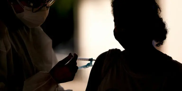 Covid-19: metade das prefeituras aplicou a 1ª dose em 70% dos adultos