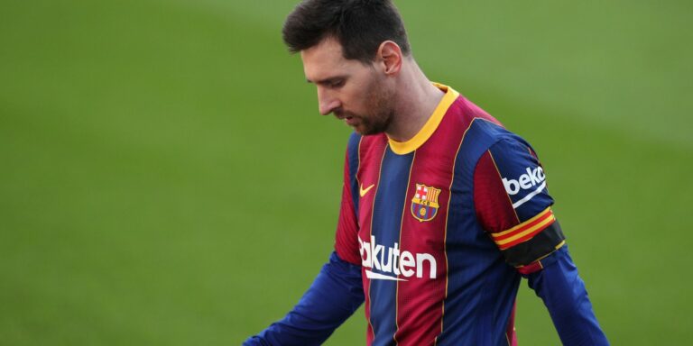 Barcelona anuncia saída de Messi por obstáculos contratuais