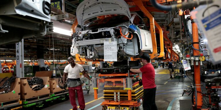 Falta de peças provoca queda na produção de veículos em julho