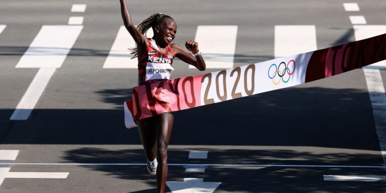 Quênia faz dobradinha na maratona feminina em Tóquio