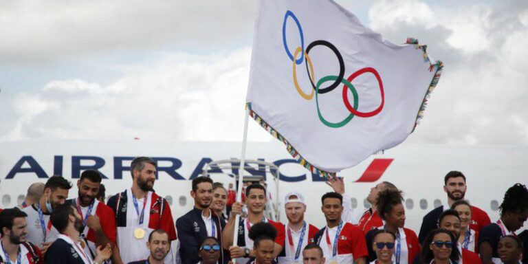 França recebe bandeira olímpica e promete "Jogos para as pessoas"