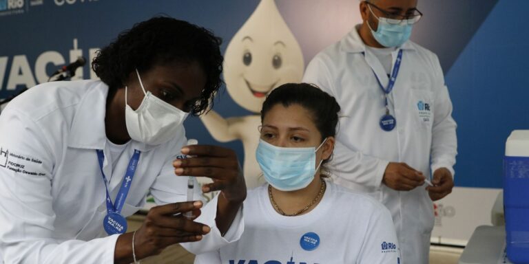 No Rio, vacinação em massa da Maré alcança 36 mil moradores
