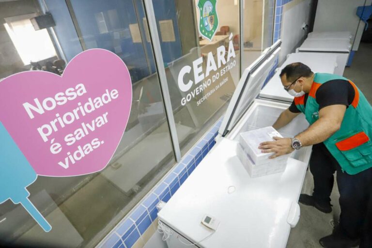 Quase 291 mil doses chegam ao Ceará para continuar imunização contra Covid-19