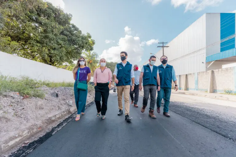 Prefeito JHC acompanha obras de drenagem e pavimentação do Distrito Industrial