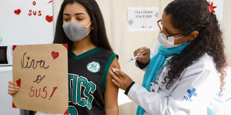 Covid-19: mais de um milhão de adolescentes já foram vacinados