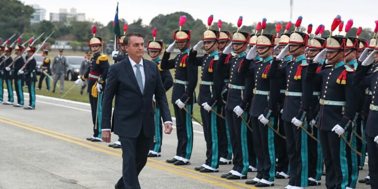 Bolsonaro participa da entrega de espadins aos cadetes da Aman