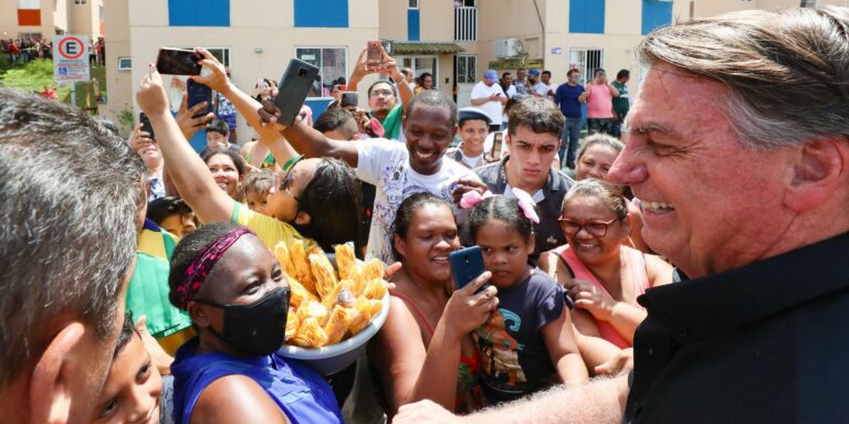 Governo federal entrega 500 casas a famílias de baixa renda de Manaus