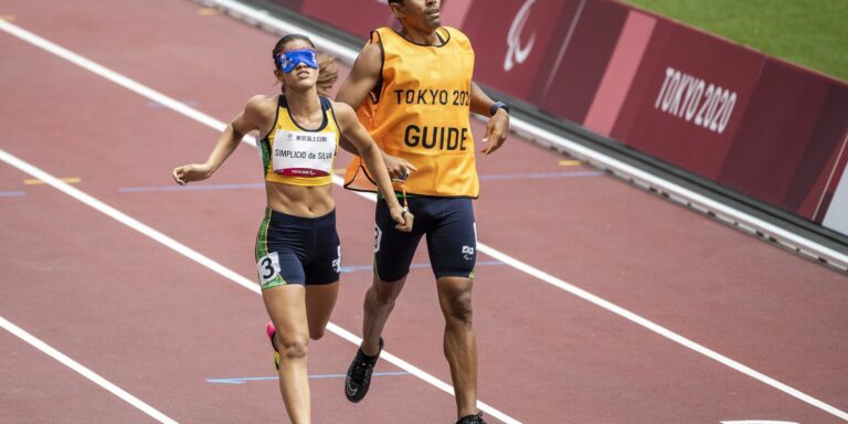 Paralimpíada: Thalita Simplício fica com a prata nos 400 m classe T11