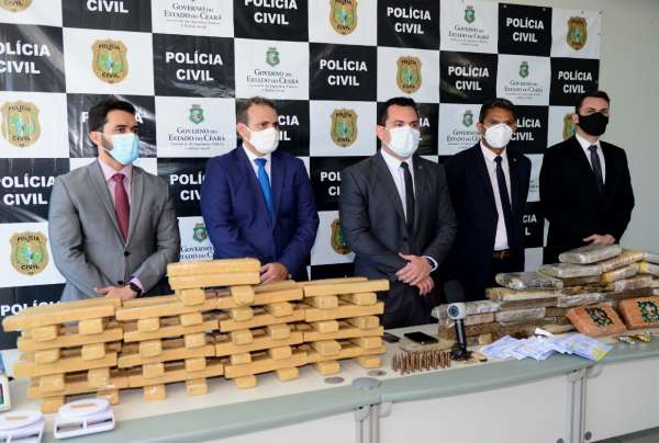 Ações da Polícia Civil em Fortaleza resultam nas apreensões de cerca de 80 kg de drogas além de cartões do auxílio emergencial