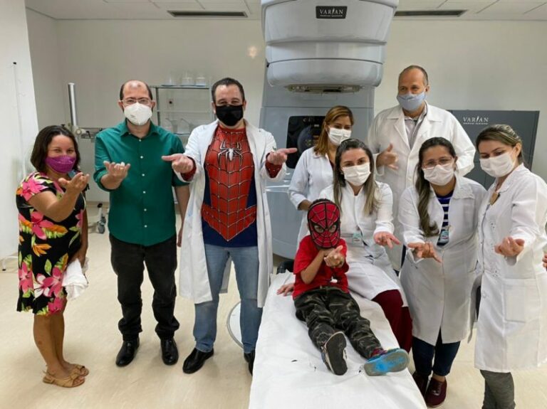 Após reativação do serviço de radioterapia, primeiro paciente infantil é recebido com humanização pela equipe do Estado