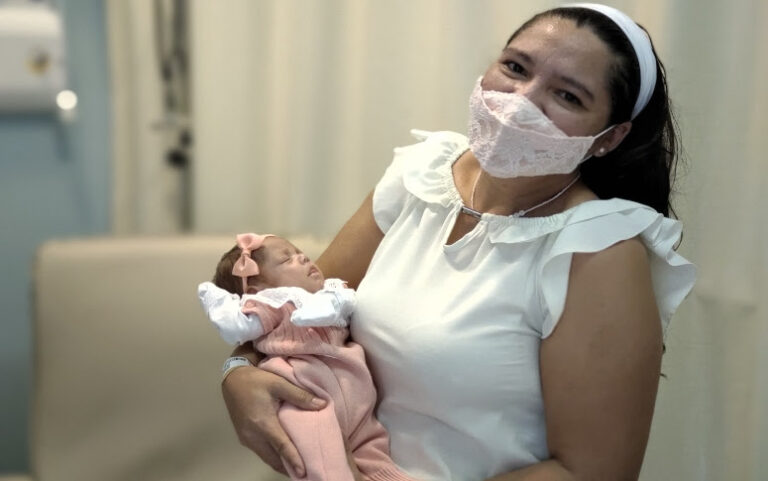 Bebê prematura nascida com 620g no HRN recebe alta após três meses de internação