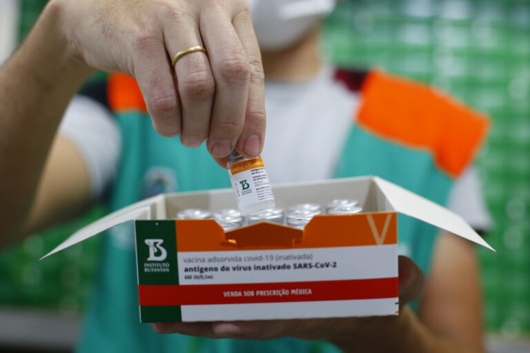 Ceará recebe mais 97 mil doses para continuar vacinação contra Covid-19