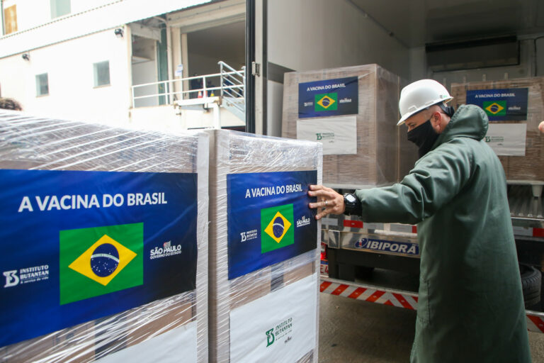 Com lote recorde, SP atinge 92,8 mi de doses da vacina do Butantan entregues ao Brasil